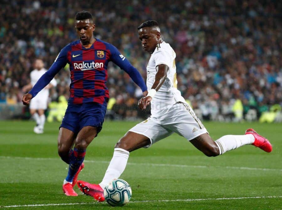 Vinicius tira a puerta ante Nélson Semedo en un Real Madrid Club de Fútbol - Fútbol Club Barcelona. Foto: Real Madrid Club de Fútbol.