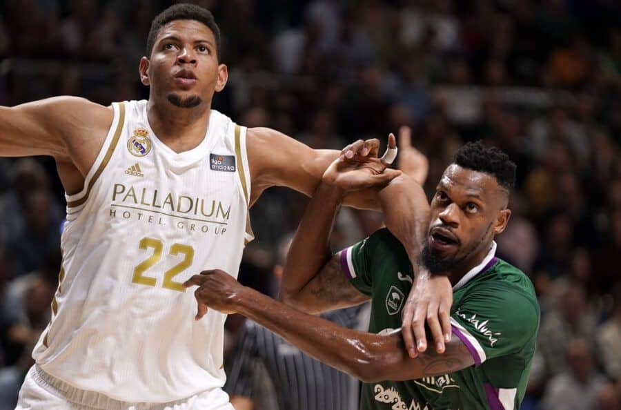 Walter Tavares pelea con Frank Elegar en un Unicaja - Real Madrid. Foto: Liga Endesa.