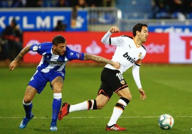 Lance del encuentro entre el Deportivo Alavés y el Valencia CF