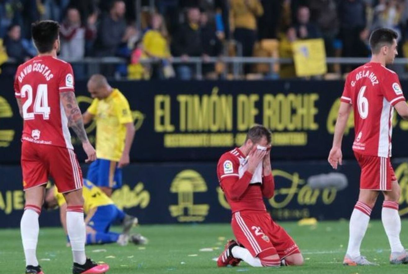 Jugadores del Almería lamentan la derrota en el Ramón de Carranza