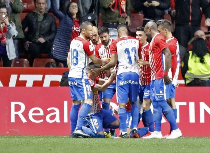 Jugadores del Sporting celebran uno de los goles frente a la UD Las Palmas