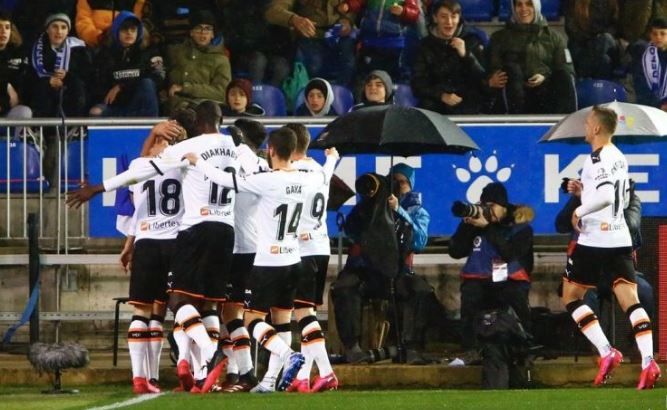 Valencia celebra un gol en Mendizorroza