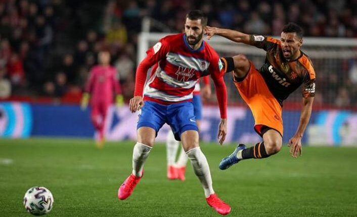 Maxime Gonalons frente al Valencia