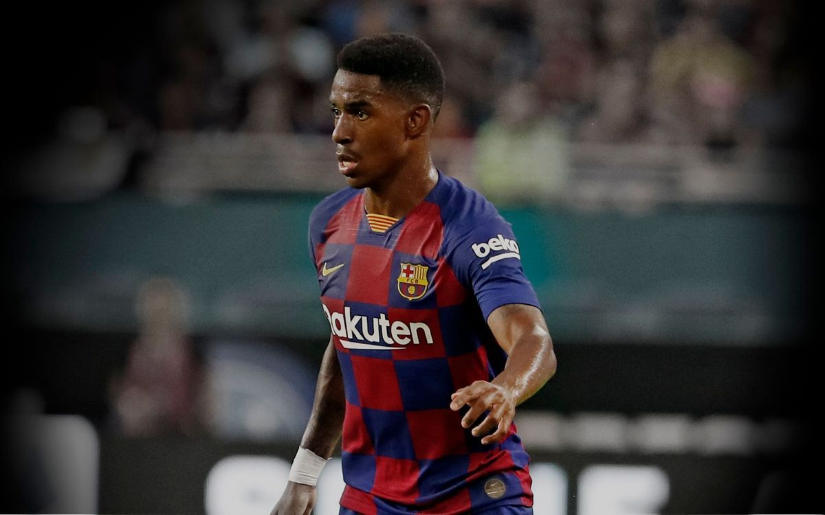 Junior Firpo en un partido con el FC Barcelona