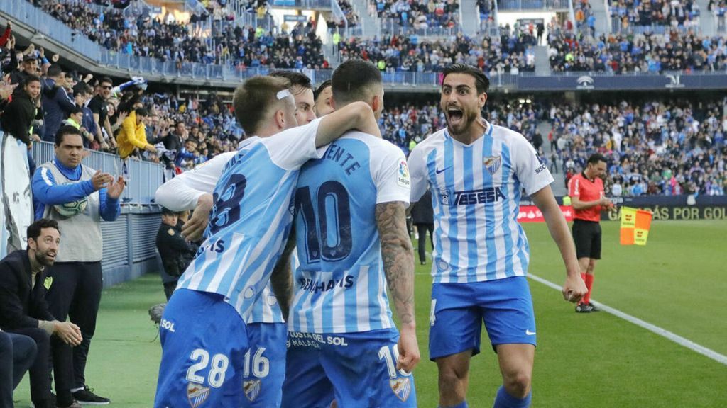 Jugadores del Málaga celebran un gol frente al Racing de Santander en La Rosaleda