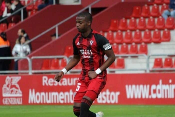 Mickael Malsa en un partido con el CD Mirandés