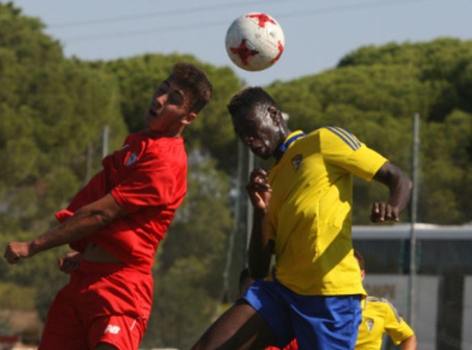 Momo M'Baye en un partido del filial cadista