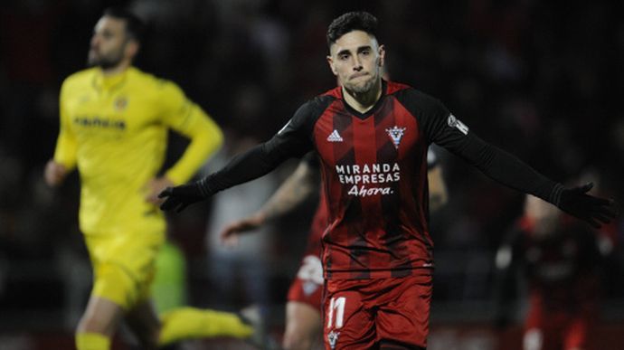 Martin Merquelanz celebra un gol con el CD Mirandés