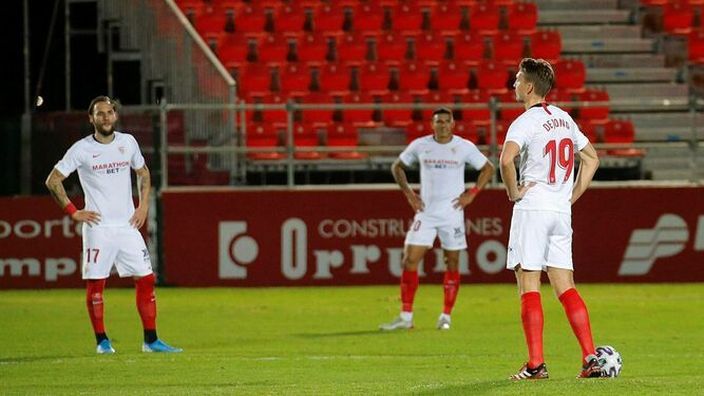 Jugadores del Sevilla con los brazos en jarra