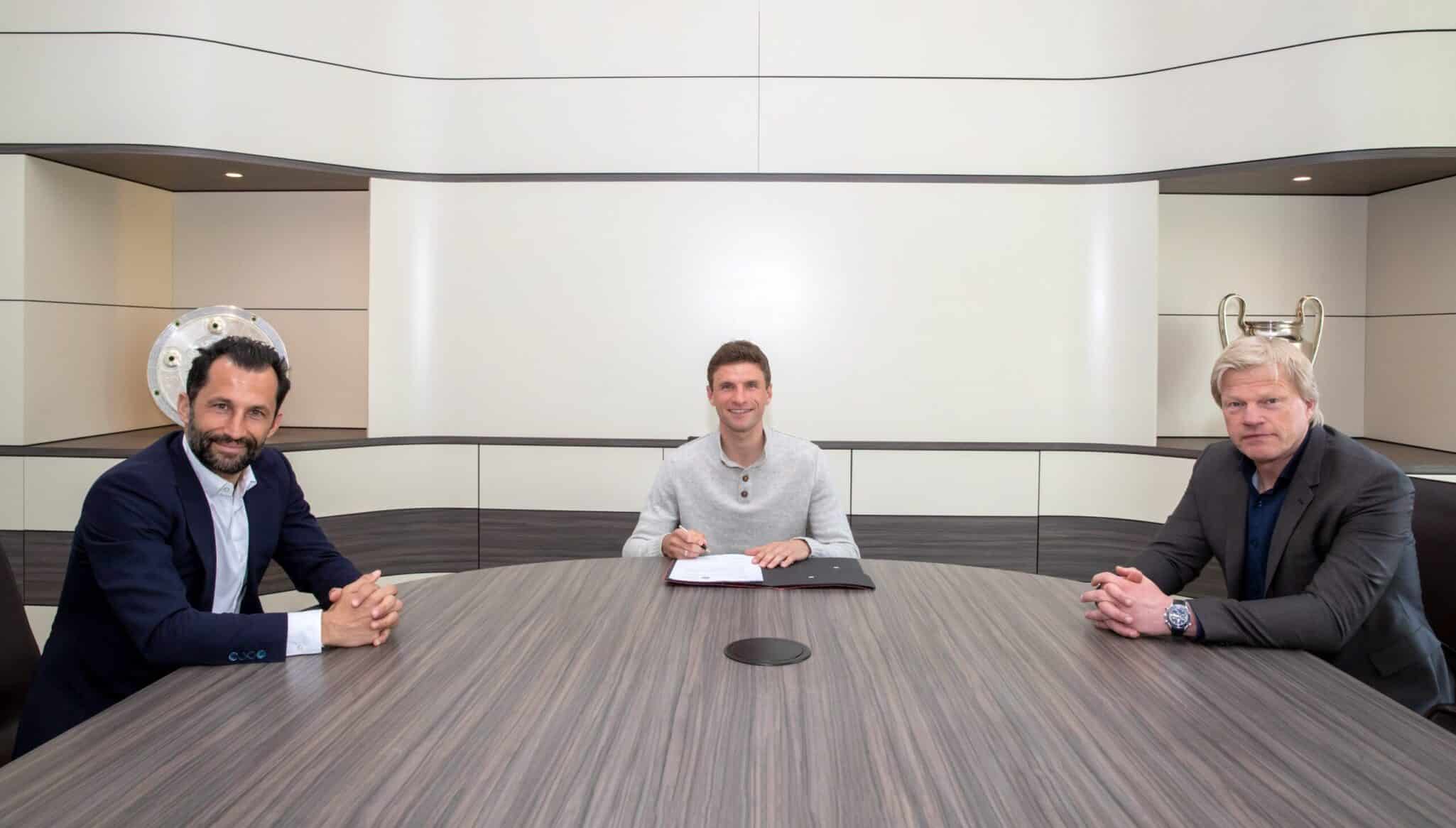 Müller en su extensión de contrato. Vía: fcbayern.com