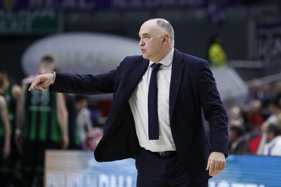 Pablo Laso da una indicación a sus jugadores en un Real Madrid - Club Joventut Badalona. Foto: Liga Endesa.