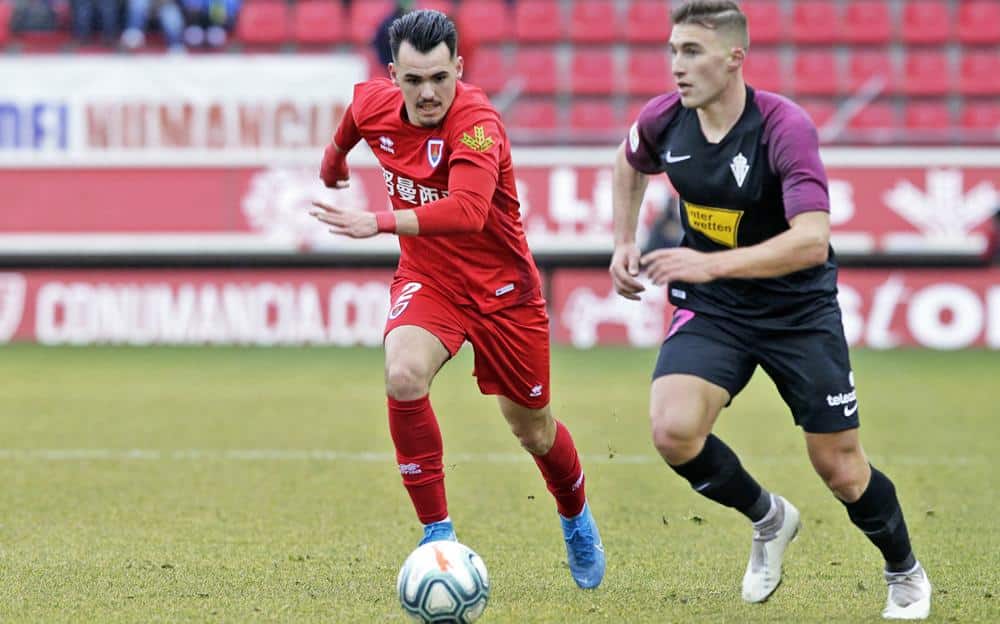 Álex Sola en un partido frente al Sporting en su etapa en el Numancia