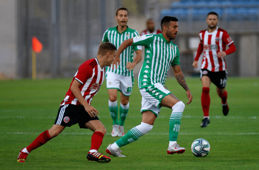 Víctor Camarasa conduce el balón en el partido frente al Sheffield United en 2019