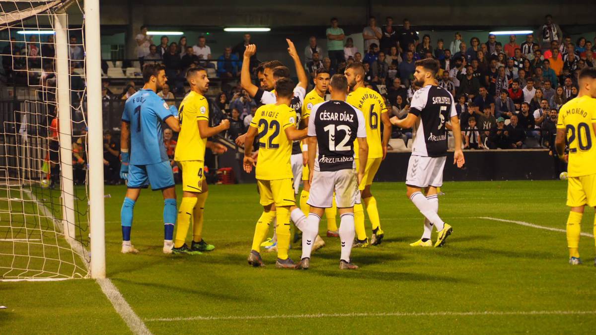 Lance del encuentro de la primera vuelta en el CD Castellón y el Villarreal 'B'