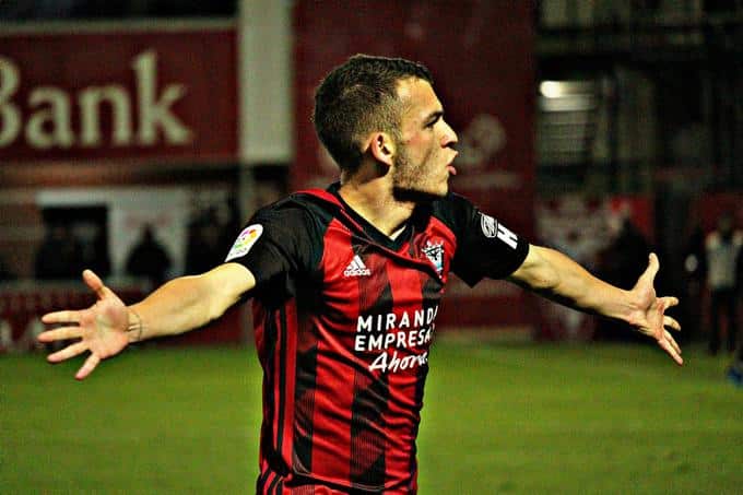 Iñigo Vicente celebra un gol con el Mirandés