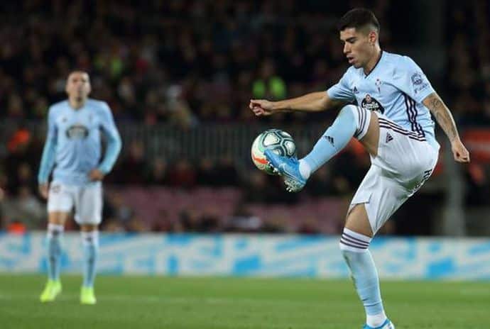 Lucas Olaza controla un balón en un partido del Celta