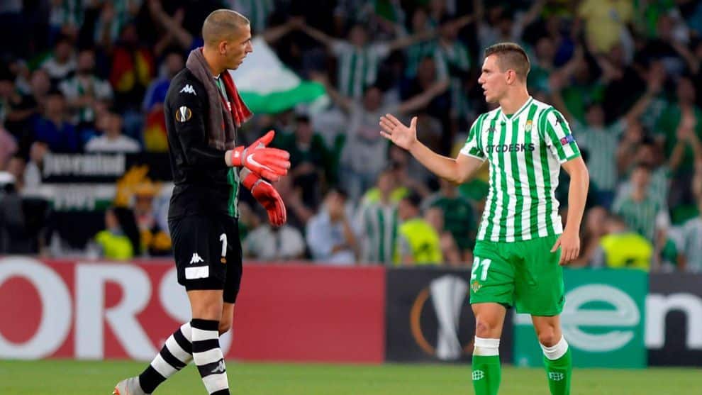 Joel Robles se saluda con Giovani Lo Celso en un encuentro pasado del Betis