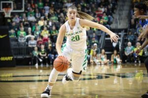 Sabrina Ionescu jugando en casa