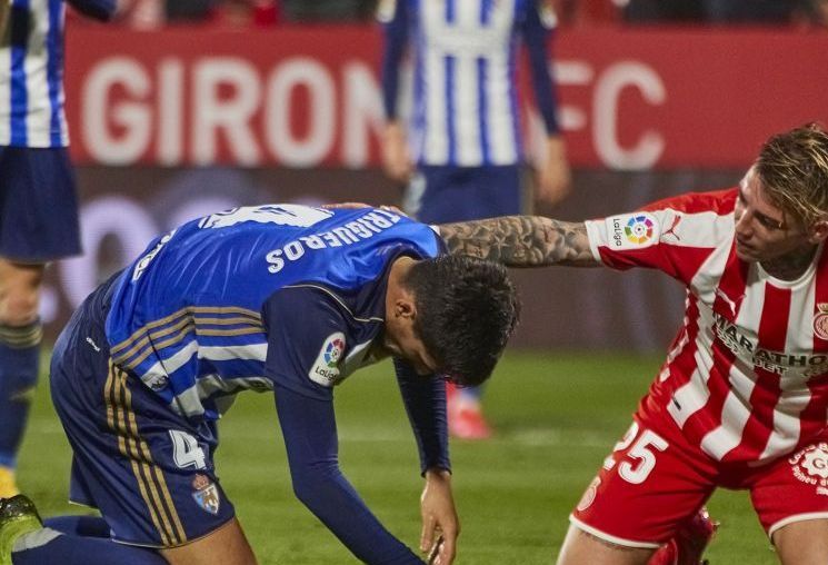 Pablo Trigueros en el suelo tras un chqoue en el partido en Montilivi