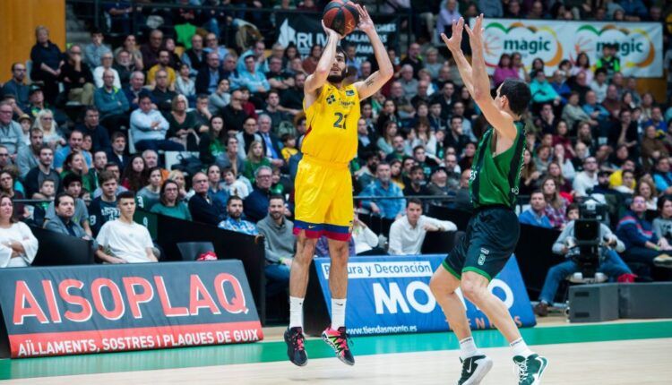 Alex Abrines anotando un triple