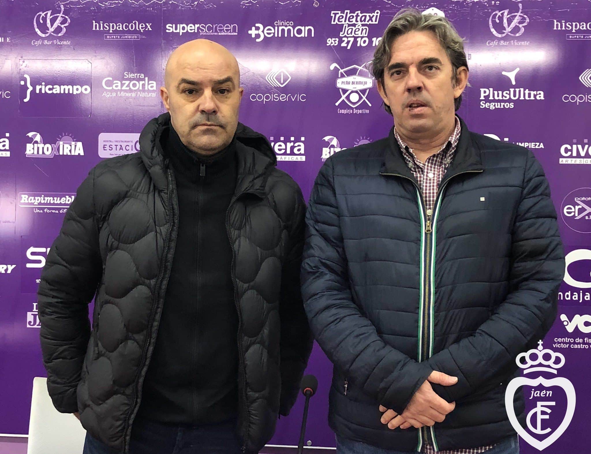 José Antonio "Puskas" junto a Andrés Rodríguez el día de su presentación.
Fuente: https://twitter.com/RealJaenCF/status/1222539486107766786/photo/1
