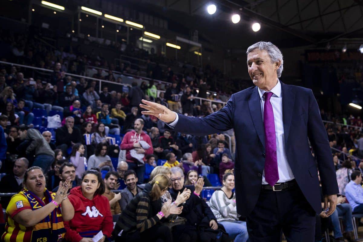 Pesic saludando al Palau (Fuente: Twitter @FCBbasket)