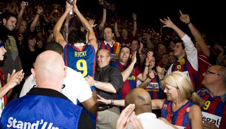 Ricky Rubio celebrando el titulo con la aficion (Fuente Twitter @FCBbasket)