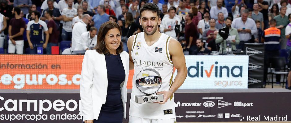 Facundo Campazzo, recibiendo el trofeo MVP de la Supercopa de España 2019. Foto: Real Madrid.