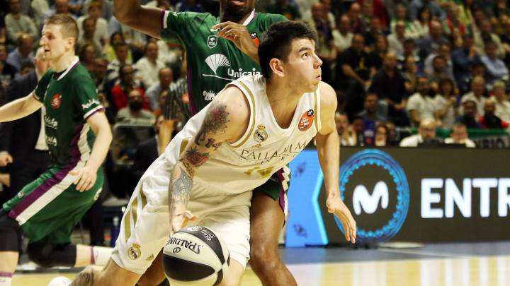 Gabriel Deck entra a canasta en un Real Madrid - Unicaja.