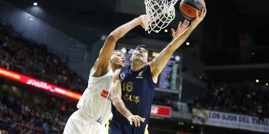 Kostas Sloukas deja una bandeja ante Walter Tavares en un Real Madrid - Fenerbahçe Beko Istanbul. Foto: Turkish Airlines Euroleague.