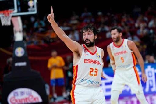 Sergio Llull dedica una canasta en un partido con la Selección española. Foto: Federación Española de Baloncesto.