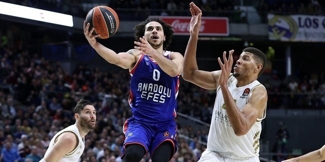 Shane Larkin entra a canasta ante Walter Tavares y Rudy Fernández en un Real Madrid - Anadolu Efes Istanbul. Foto: Turkish Airlines Euroleague.