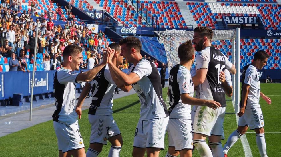 Jugadores del CD Castellón celebran un gol