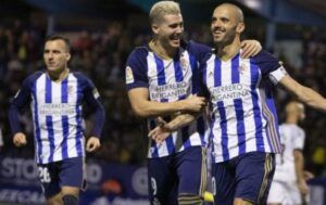Jugadores de la Deportiva celebran un gol