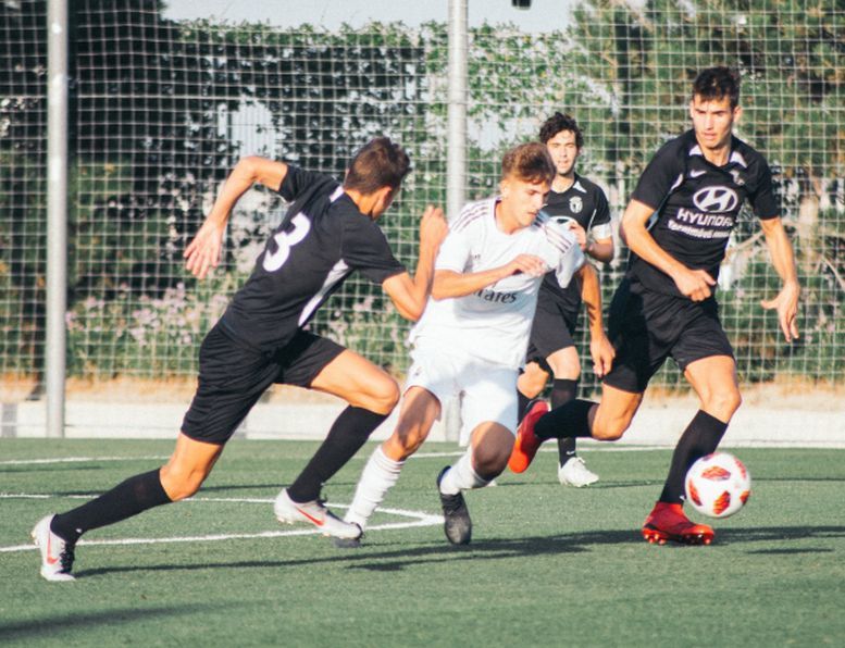 Lance del encuentro entre el Burgos CF y el Real Madrid de División de Honor