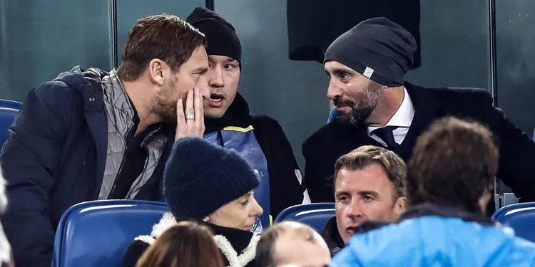 Totti habla con Monchi durante un encuentro | Imagen: EFE