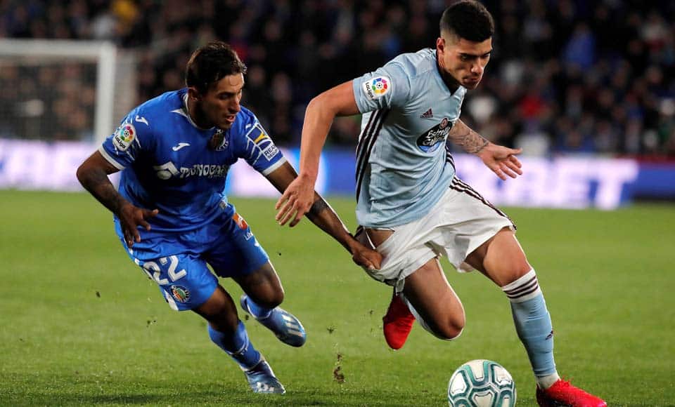 Lucas Olaza en el partido frente al Getafe frente a Damián Suárez