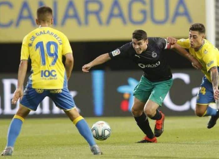 Lance del encuentro entre la UD Las Palmas y el Racing de Santander