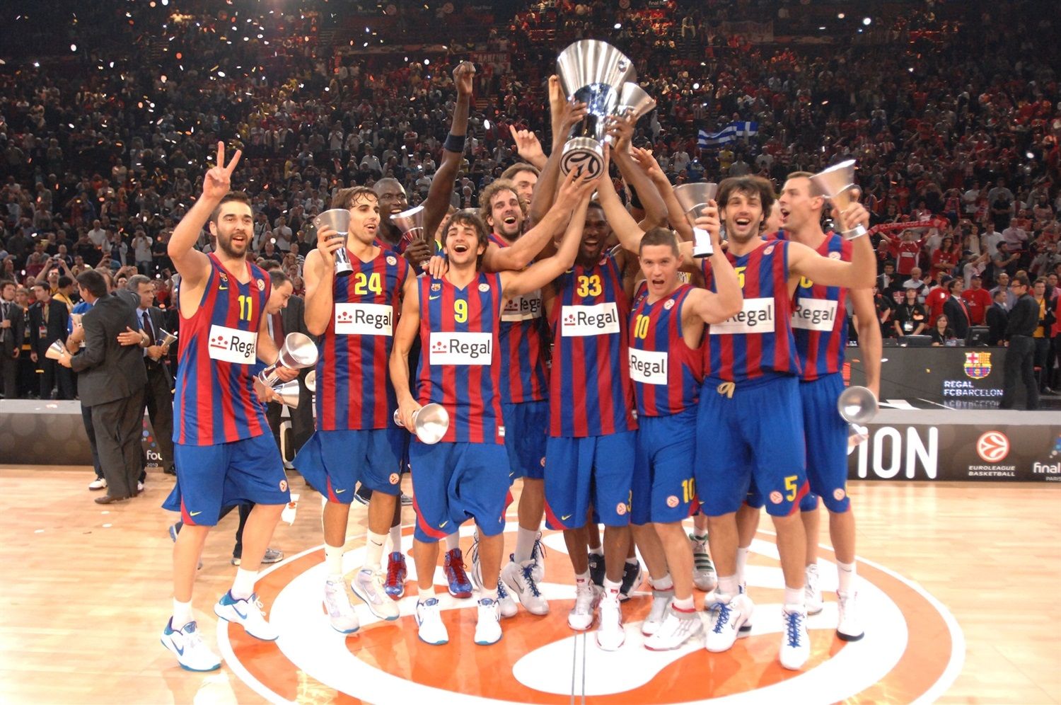 Regal FC Barcelona levantando el titulo de la Euroliga obtenido en Paris 2010 (Fuente: Web Euroleague.com)