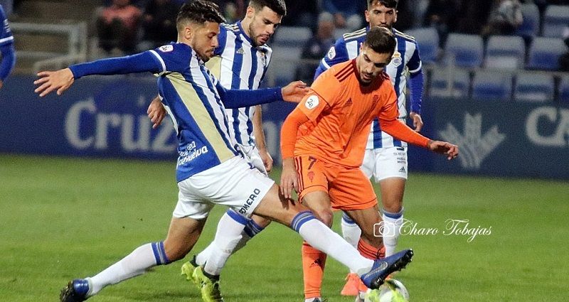 Pugna en el último duelo entre Recreativo y Córdoba | Imagen: Charo Tobajas (Córdoba CF)