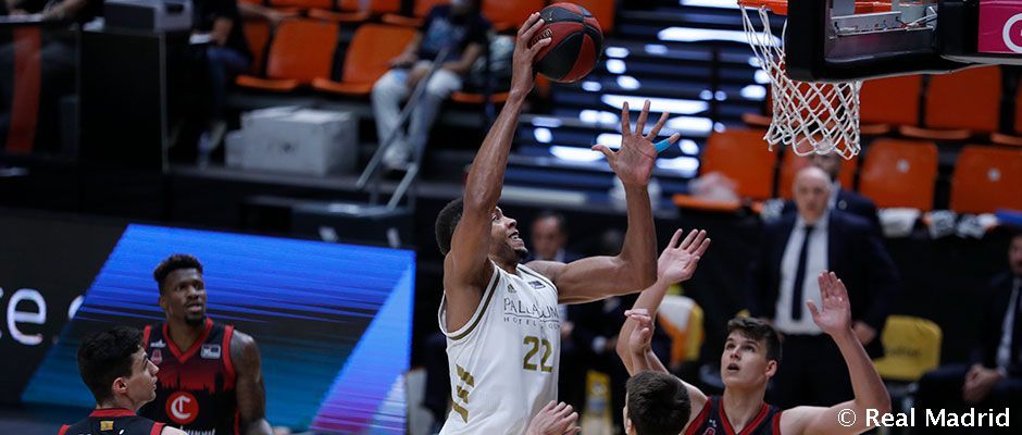 Walter Tavares ante la presencia de Pradilla. Foto: Real Madrid.
