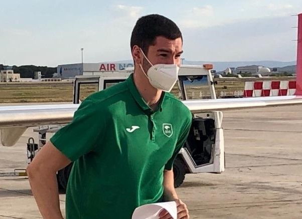 Dario Brizuela llegando a Valencia con la expedición costasoleña. 
Imagen obtenida de www.unicajabaloncesto.com