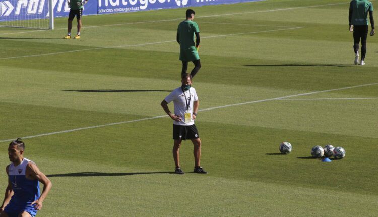 Manuel Mosquera en el centro de la imagen en un entrenamiento del cuadro almendralejense