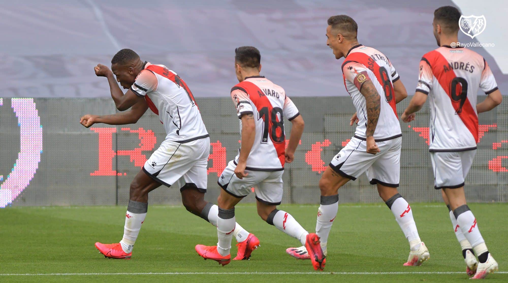 Advíncula le dio la victoria a su equipo en la ansiada vuelta al terreno de juego. Fuente: Rayo Vallecano