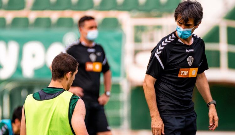 Pacheta supervisa un entrenamiento del Elche