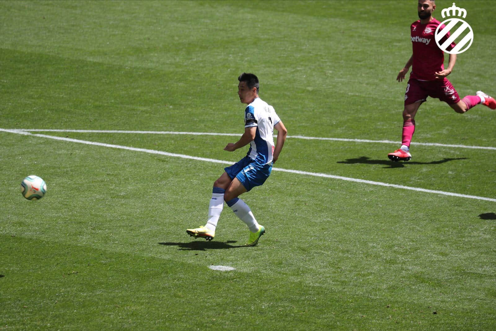Wu Lei batiendo a Roberto en el cuarto gol que hace en esta temporada en Liga Santander.
Fuente: https://twitter.com/RCDEspanyol/status/1271795761215418370/photo/1