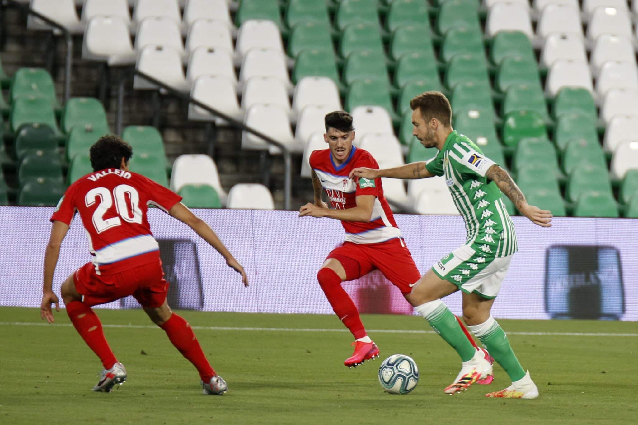 Loren, que hoy fue titular, con el balón controlado ante Vallejo.
Fuente: Real Betis Balompie.