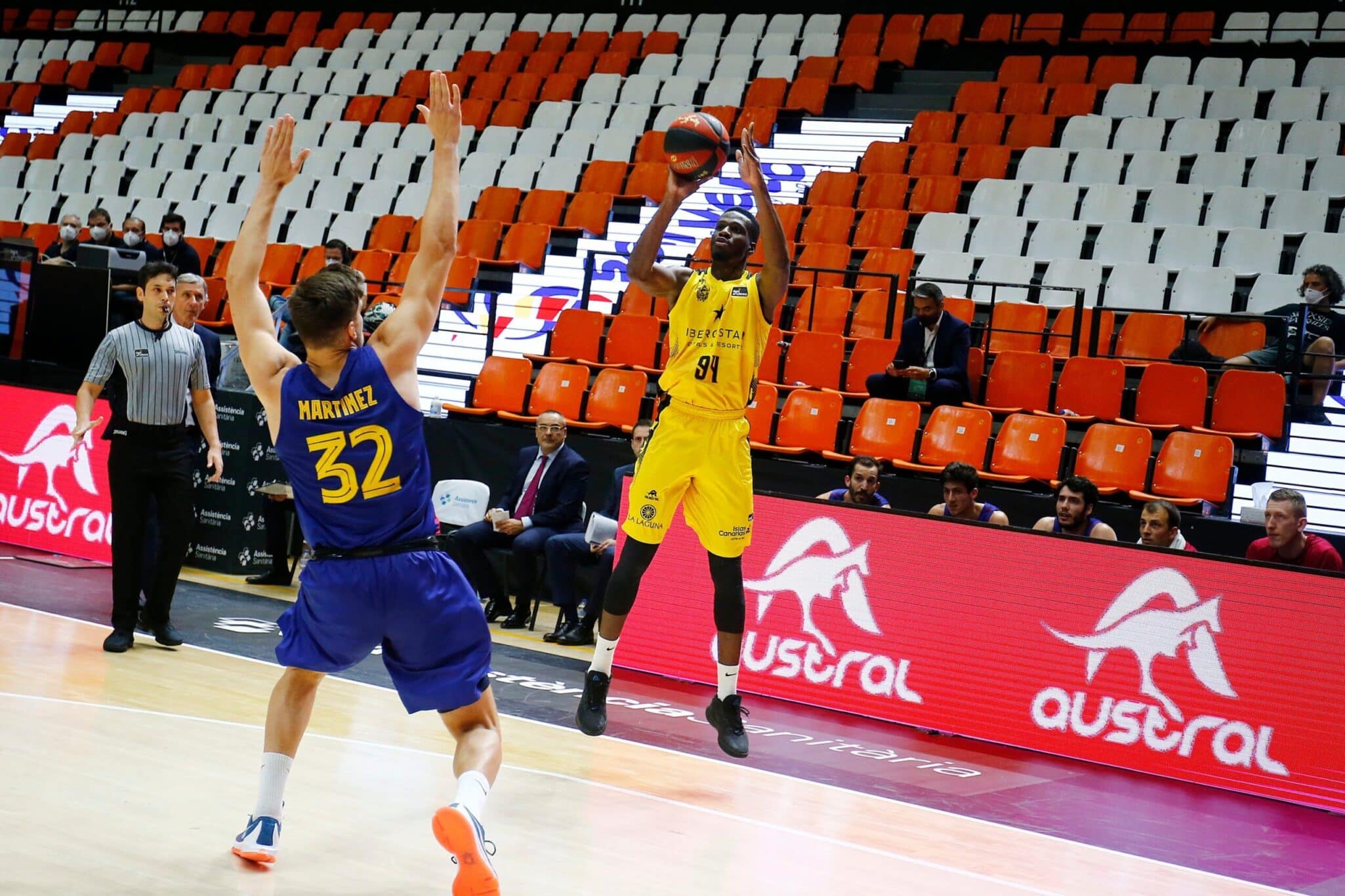 Konaté anotando un triple ante Sergi Martinez (Fuente: Twitter @CB1939Canarias)