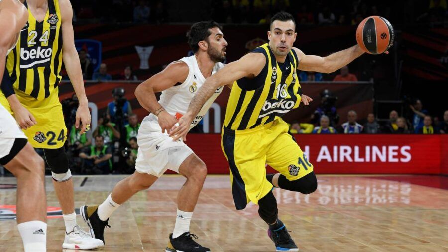 Kostas Sloukas bota el balón ante Facundo Campazzo en un Real Madrid - Fenerbahçe Beko Istanbul.