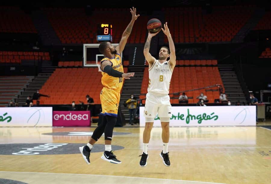 Nicolás Laprovittola lanza un triple ante Omar Cook en un Real Madrid - Herbalife Gran Canaria. Foto: Liga Endesa.